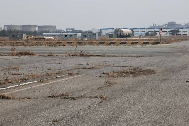 한국GM 군산공장이 2018년에 폐업한 가운데 차가 즐비하게 있어야 할 곳에 황량하게 공터로 남아 있다. [한주형 기자]