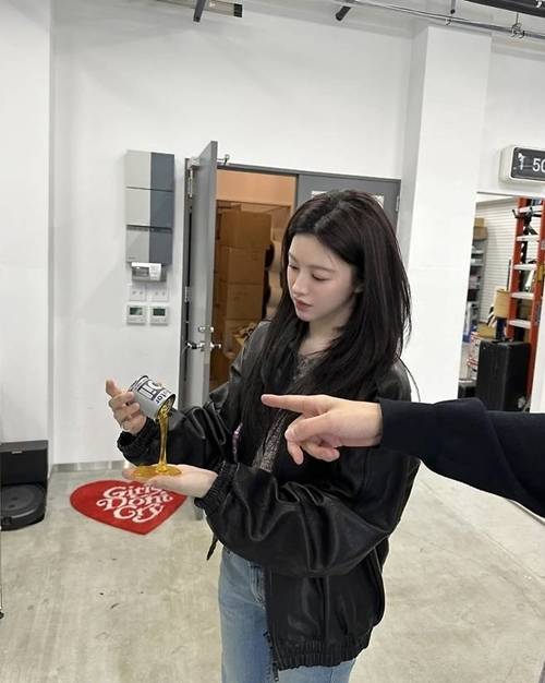 배우 고윤정이 감각적인 스트릿 패션을 선보이며 눈길을 끌었다. 사진=고윤정 SNS