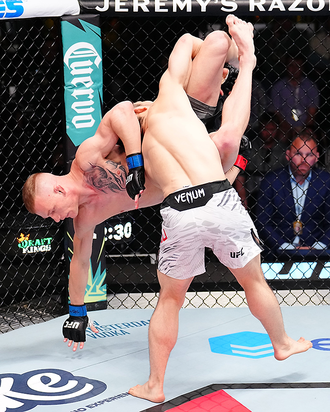 에이제이 커닝햄이 2025년 3월 미국 네바다주 엔터프라이즈 UFC on ESPN+ 112 밴텀급 경기 유수영에게 테이크다운을 허용하고 있다. 사진=TKO