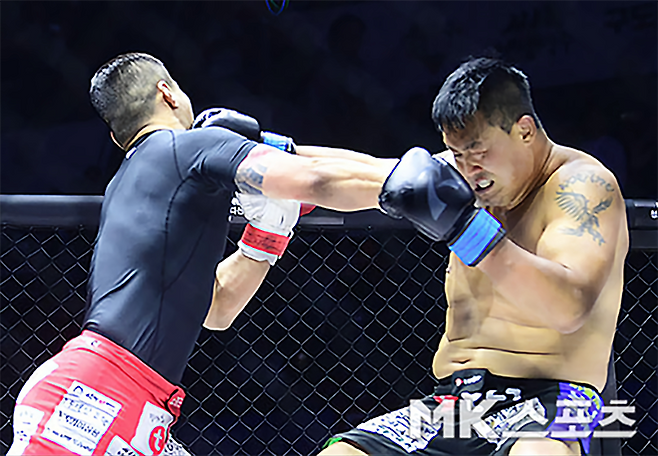 황인수(왼쪽)가 2023년 2월 경기도 고양체육관 로드FC 킥복싱 경기에서 받아치는 주먹으로 명현만을 때리고 있다. 사진=김영구 기자