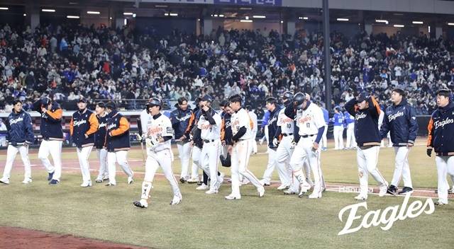 한화생명 볼파크 첫 시범경기에서 승전고를 울린 한화 선수단. 사진=한화 제공