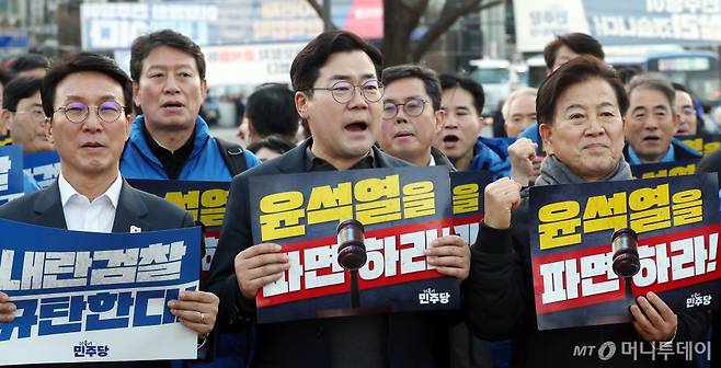 [서울=뉴시스] 홍효식 기자 = 윤석열 대통령 파면을 촉구하며 국회에서 도보 행진을 시작한 더불어민주당 박찬대 원내대표를 비롯한 의원 및 당원들이 13일 오후 서울 종로구 광화문 광장에 도착해 구호를 외치고 있다. 2025.03.13. yesphto@newsis.com /사진=홍효식