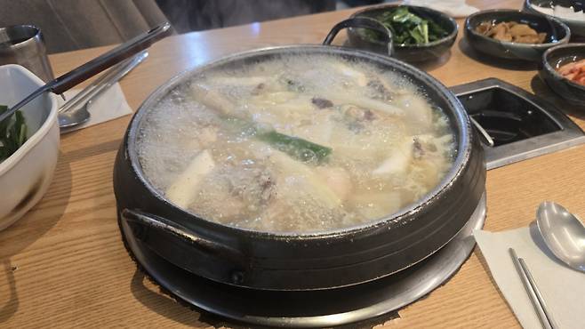 병원 진료를 마친 샛별씨에게, 아주머니는 닭 한 마리 식사를 사줬단다. 많이 먹으라고, 다정히 챙겨주었다고./사진=샛별씨 제공