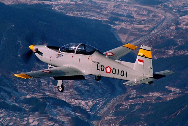 KAI가 인도네시아 공군이 운용 중인 KT-1B 기본훈련기의 '기체 수명연장 사업' 계약을 맺었다. 사진은 인도네시아로 수출된 KT-1B. /사진=KAI