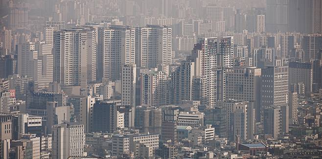 서울 남산에서 바라본 서울 중구 아파트 단지의 모습. [연합]
