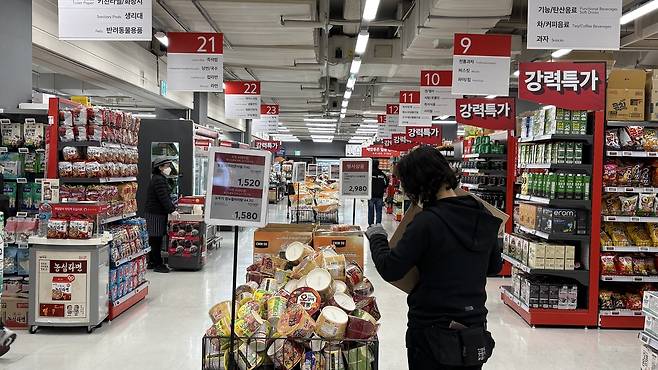 16일 낮 서울의 한 홈플러스 매장 전경. 주말인데도 한산한 분위기였다. 신현주 기자