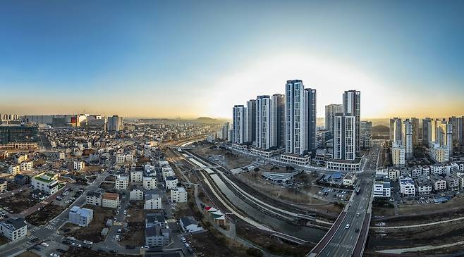 3월 말 입주예정인 고덕 유보라 더 크레스트 단지 전경. 왼쪽에 삼성전자 평택캠퍼스가 보인다. [반도건설 제공]