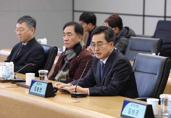 김동연(왼쪽에서 세번째) 경기도지사가 12일 평택시 고덕동 삼성전자 평택캠퍼스를 찾아 말하고 있다. [경기도 제공]