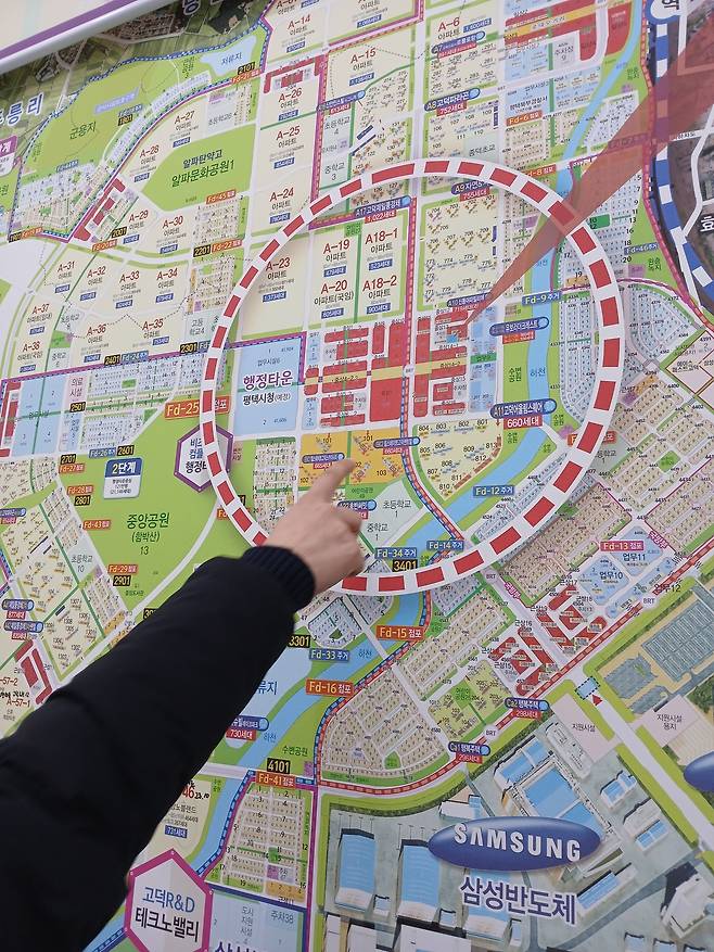10일 한 부동산 관계자가 기자에게 고덕신도시에 대해 설명하고 있다.  김희량 기자