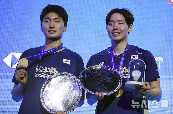[버밍엄=AP/뉴시스] 서승재(오른쪽)와 김원호가 16일(현지 시간) 영국 버밍엄의 유틸리타 아레나에서 열린 세계배드민턴연맹(BWF) 전영오픈 남자복식 정상에 올라 트로피를 들고 포즈를 취하고 있다. 서승재-김원호는 결승에서 레오 롤리 카르난도-바가스 마울라나 조(인도네시아)를 2-0(21-19 21-19)으로 꺾고 13년 만에 전영오픈에서 우승했다. 2025.03.17.