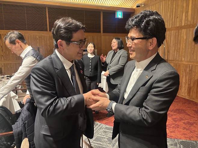[서울=뉴시스] 이정기(오른쪽) 한국공항공사 사장직무대행이 15일 일본 호텔 닛코 간사이 에어포트에서 열린 ‘간사이공항 T1 그랜드 오픈 및 개항 30주년 기념행사’ 만찬장에서 야마야 요시유키 간사이 에어포트 사장과 인사를 나누고 있다. 2025.03.17. (사진=한국공항공사 제공) photo@newsis.com *재판매 및 DB 금지