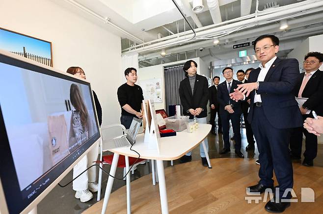 [서울=뉴시스] 조수정 기자 = 최상목 대통령 권한대행 부총리 겸 기획재정부 장관이 17일 오후 서울 나라키움 역삼청년창업허브를 방문, 입주업체 알프레드 권순우 대표로부터 신소재 및 활용 제품(친환경 고양이 모래 업사이클 등) 설명을 듣고 있다. 이날 방문은 청년 창업공간 제공을 위한 국유재산 운영현황을 점검하고 운영기관 및 청년 창업인들의 애로 및 건의사항을 청취하고자 기획됐다. (사진=기획재정부 제공) 2025.03.17. chocrystal@newsis.com
