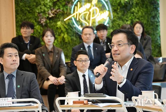 [서울=뉴시스] 조수정 기자 = 최상목 대통령 권한대행 부총리 겸 기획재정부 장관이 17일 오후 서울 나라키움 역삼청년창업허브를 방문, 입주기업 대표자들과의 간담회에서 모두발언을 하고 있다.이날 방문은 청년 창업공간 제공을 위한 국유재산 운영현황을 점검하고 운영기관 및 청년 창업인들의 애로 및 건의사항을 청취하고자 기획됐다. (사진=기획재정부 제공) 2025.03.17. chocrystal@newsis.com