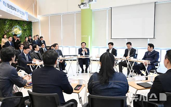 [서울=뉴시스] 조수정 기자 = 최상목 대통령 권한대행 부총리 겸 기획재정부 장관이 17일 오후 서울 나라키움 역삼청년창업허브를 방문, 입주기업 대표자들과의 간담회에서 모두발언을 하고 있다.이날 방문은 청년 창업공간 제공을 위한 국유재산 운영현황을 점검하고 운영기관 및 청년 창업인들의 애로 및 건의사항을 청취하고자 기획됐다. (사진=기획재정부 제공) 2025.03.17. chocrystal@newsis.com