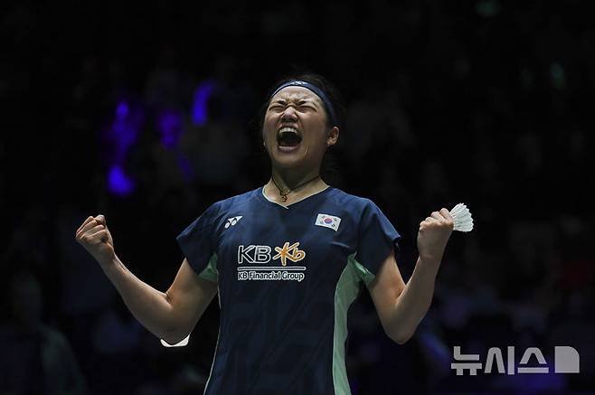 [버밍엄=AP/뉴시스] 안세영이 16일(현지 시간) 영국 버밍엄의 유틸리타 아레나에서 열린 세계배드민턴연맹(BWF) 전영오픈 여자 단식 결승에서 왕즈이(중국)을 꺾고 우승하면서 포효하고 있다. 안세영은 왕즈이를 2-1(13-21 21-18 21-18)로 꺾고 정상에 올랐다. 2025.03.17.