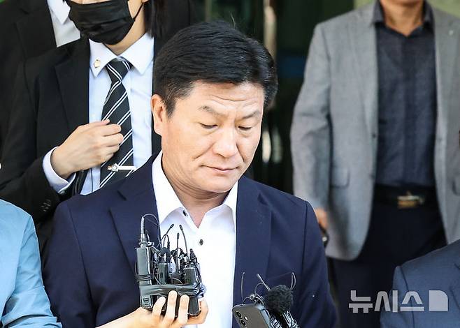 [서울=뉴시스] 김근수 기자 = 이태원 참사 책임으로 재판에 넘겨져 1심에서 무죄를 선고받은 김광호(61) 전 서울경찰청장을 비롯한 경찰 책임자들이 모두 2심 첫 재판에서 혐의를 부인했다. 사진은 이태원 참사 부실대응 등의 혐의로 금고 3년형을 받은 이임재 전 용산경찰서장이 지난해 9월 30일 오후 서울 마포구 서울 서부지방법원에서 열린 선고공판을 마치고 이동하는 모습. 2024.09.30. ks@newsis.com