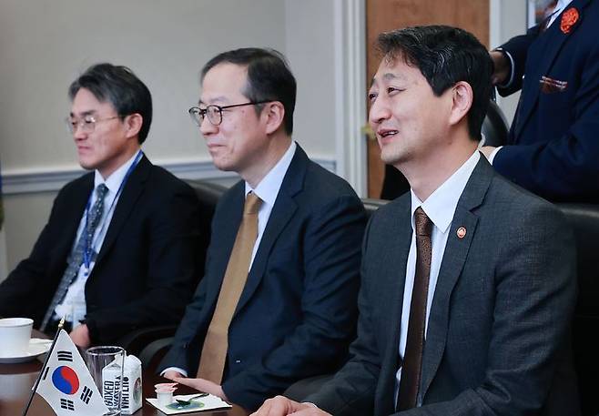 [서울=뉴시스] 안덕근 산업통상자원부 장관이 8일(현지시각) 미국 워싱턴 D.C. 에너지부 회의실에서 제니퍼 그랜홈 미 에너지부 장관과 면담하고 있다. (사진=산업통상자원부 제공) 2025.01.09. photo@newsis.com *재판매 및 DB 금지