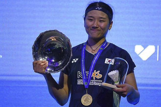 안세영이 17일(한국 시각) 전영 오픈 여자 단식 결승에서 승리한 뒤 우승 트로피를 들어보이고 있다. AP=연합뉴스
