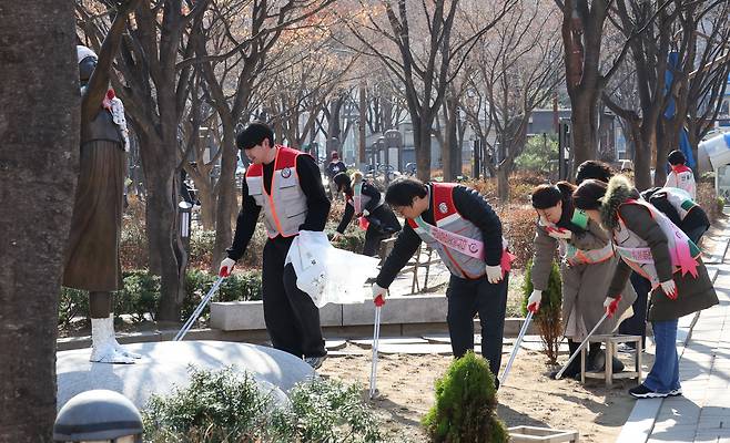 17일 서울 은평구 은평평화공원에서 김미경 은평구청장, 지역 주민, 공무원 등이 쓰레기를 줍고 있다. 은평구는 공무원, 공공기관 및 기타 유관기관 등이 함께 구 전역에서 ‘새봄맞이 은평구 민관 합동 환경정비 대청소’를 실시했다.