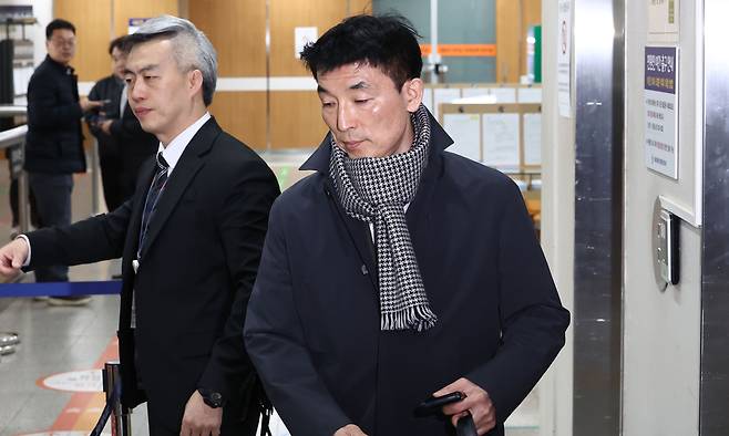 17일 서울 서초구 서울중앙지방법원에서 김용현 전 국방부 장관의 변호인인 이하상 변호사가 내란죄 관련 첫 공판을 위해 법정으로 향하고 있다. 연합뉴스