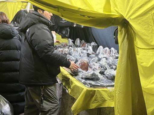 서울 동대문구 ‘새빛시장’엔 명품을 흉내 낸 짝퉁 물건들이 사고팔린다.