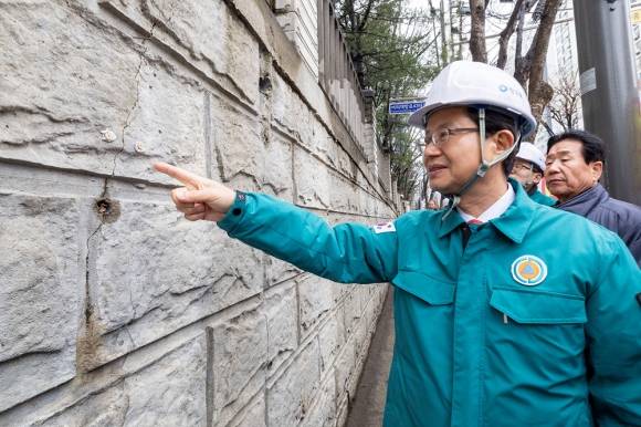 최호권 서울 영등포구청장이 지난 4일 신길삼환아파트 급경사지 옹벽에 간 금을 확인하고 있다. 영등포구 제공