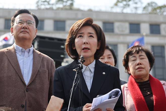 나경원 국민의힘 의원이 3월 14일 서울 종로구 헌법재판소 앞에서 윤석열 대통령 탄핵 각하·기각 촉구 릴레이 1인 시위 관련 입장을 밝히고 있다. ⓒ연합뉴스