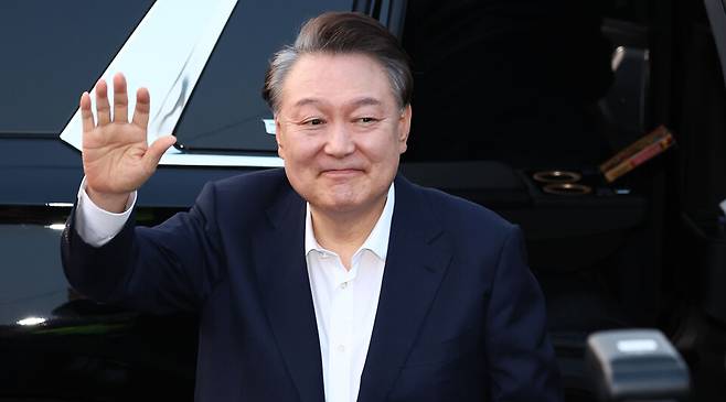 서울구치소에서 석방된 윤석열 대통령이 3월8일 서울 한남동 관저 앞에 도착해 차량에서 내린 뒤 지지자들을 향해 인사하고 있다. ⓒ 연합뉴스