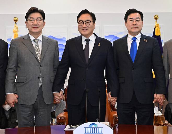 우원식 국회의장이 3월6일 서울 여의도 국회 의장집무실에서 열린 국정협의회에서 국민의힘의 권성동 원내대표(왼쪽), 더불어민주당의 박찬대 원내대표(오른쪽)와 기념촬영을 하고 있다. ⓒ연합뉴스