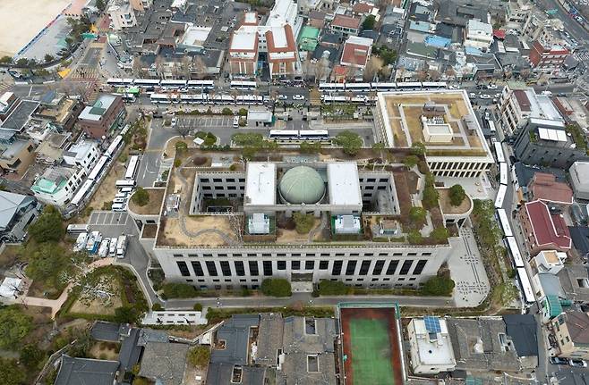 윤석열 대통령에 대한 탄핵심판 선고를 앞두고 서울 종로구 헌법재판소 주변으로 경찰 버스가 배치된 모습 ⓒ 연합뉴스