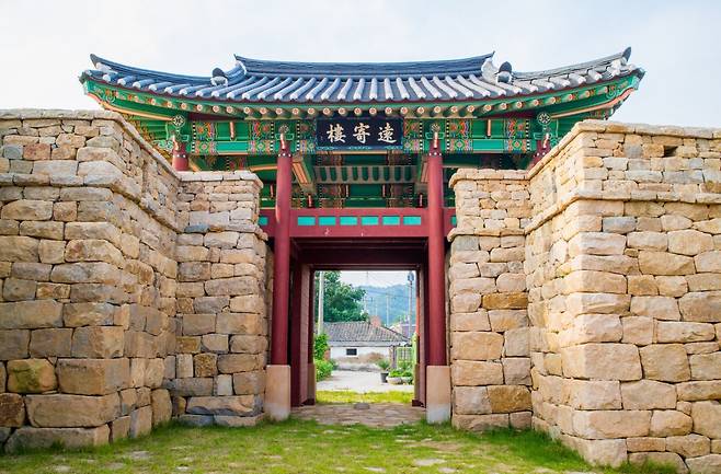 읍성 안에 사는 주민들의 일상과 관광문화 유산이 어우러진 충남 당진 ‘면천읍성’    사진제공｜한국관광공사