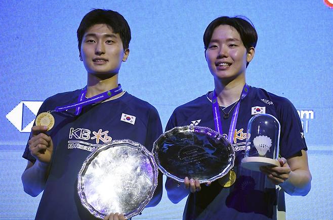남자 복식 김원호(왼쪽)와 서승재가 17일 전영오픈 우승을 차지한 뒤 트로피를 들고 기념 촬영을 하고 있다. AP연합뉴스