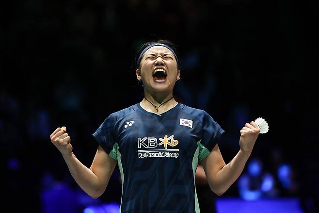 안세영이 17일 영국 버밍엄에서 열린 2025 BWF 전영오픈 여자단식 결승전에서 왕즈이를 꺾고 우승한 뒤 포효하고 있다.  버밍엄 | AFP연합뉴스
