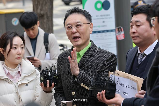 김새론 유족 측인 권영찬 한국연예인자살예방협회 소장이 17일 서울 종로구 서울경찰청 앞에서 유튜버 이진호 고소 기자회견을 열고 발언하고 있다.   2025.3.17. 정지윤 선임기자