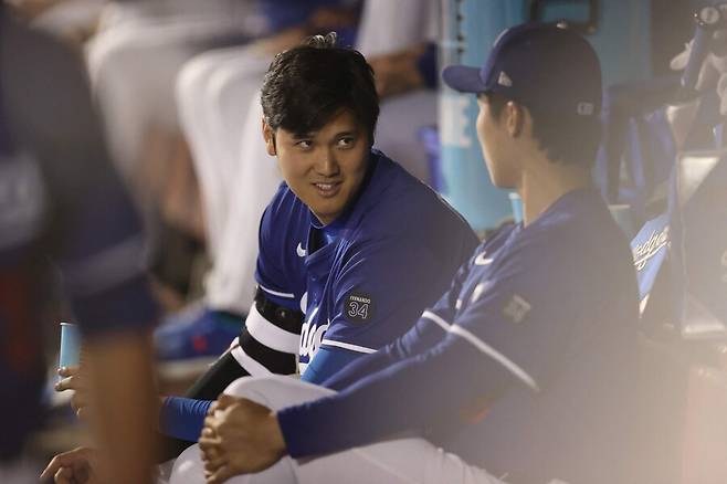 ▲ 더그아웃에서 김혜성과 이야기 중인 오타니 쇼헤이. 김혜성은 오타니에게 자주 조언을 구한다며 고마운 마음을 전했다. ⓒ연합뉴스/AFP