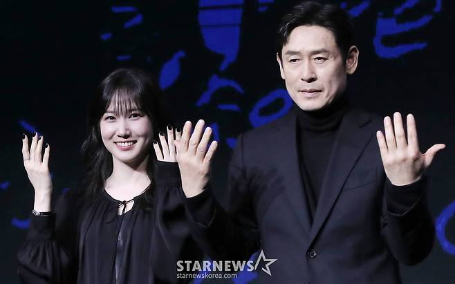 배우 박은빈, 설경구가 17일 오전 서울 영등포구 여의도동 콘래드 서울에서 진행된 디즈니+ 오리지널 시리즈 '하이퍼나이프' 제작발표회에 참석해 포즈를 취하고 있다.  '하이퍼나이프'는 과거 촉망받는 천재 의사였던 '세옥'이 자신을 나락으로 떨어뜨린 스승 '덕희'와 재회하며 펼치는 치열한 대립을 그린 메디컬 스릴러. 오는 19일 공개. 2025.03.17 /사진=김창현 chmt@