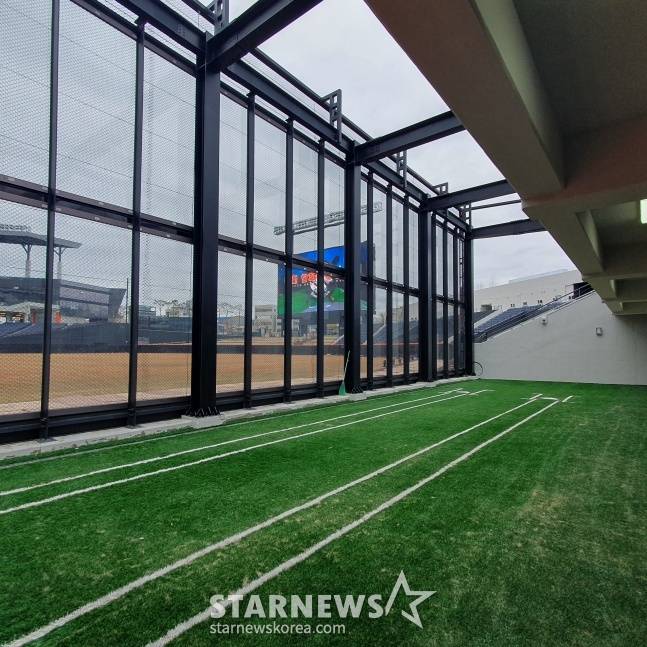 한화 이글스 새 홈구장 '대전 한화생명 볼파크' 우측 외야에 설치된 몬스터 월. 안쪽 복층 불펜 1층에서 바라본 몬스터 월. /사진=김동윤 기자