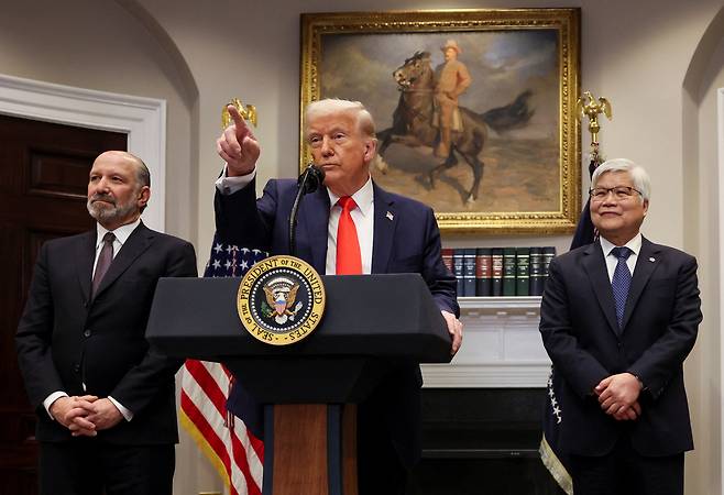 도널트 트럼프 미국 대통령이 지난 3월 3일(현지시간) 미국 워싱턴 백악관 루스벨트룸에서 대만 반도체 회사 TSMC의 대미 투자에 대해 기자들에게 설명하고 있다. 하워드 러트닉 미 상무부 장관(왼쪽)과 웨이저자 TSMC 회장이 트럼프 대통령 옆에 서서 기자들을 바라보고 있다.  / 로이터연합뉴스