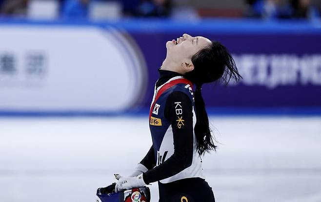 한국 여자 쇼트트랙 국가대표 최민정이 16일 중국 베이징에서 열린 2025 ISU 쇼트트랙 세계선수권대회 여자 1500m 결승에서 우승한 뒤 기뻐하고 있다. REUTERS/연합뉴스