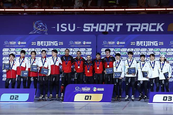 오른쪽에 위치한 한국 남자 쇼트트랙 대표팀 선수들이 16일 중국 베이징에서 열린 2025 ISU 쇼트트랙 세계선수권대회 남자계주에서 동메달을 딴 뒤 시상식에 임하고 있다. EPA/연합뉴스