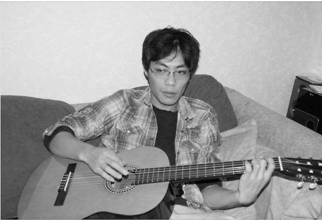 기타치는 장성탄 씨, 건강할 때 모습 [아내 로리안 제공]