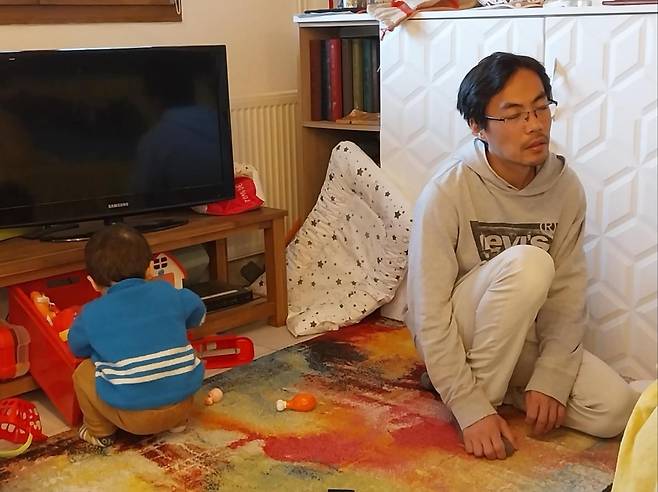 장성탄 씨의 초췌한 모습. 어린 아들은 그 옆에서 장난감 놀이를 하고 있다 [부인 제공]