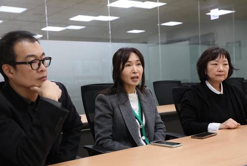 연합뉴스와 인터뷰 중인 배진시 몽테뉴해외입양연대 대표(가운데) 왼쪽이 이승훈 몽테뉴해외입양연대 사무국장, 오른쪽이 권희정 미혼모아카이빙과권익옹호연구소 소장 [촬영 진성철 기자]