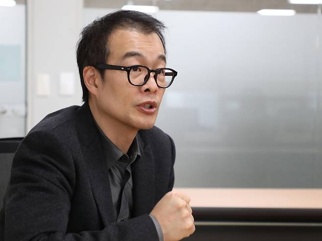 연합뉴스와 인터뷰 중인 이승훈 몽테뉴해외입양연대 사무국장 [진성철 기자 촬영]