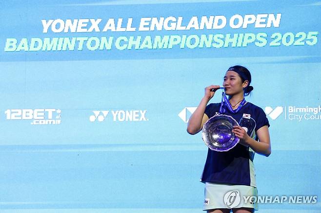 전영오픈 금메달에 입 맞추는 안세영  [AFP=연합뉴스]