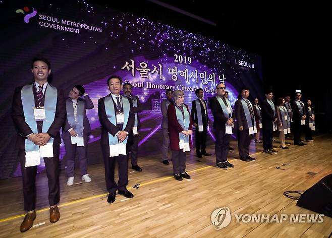 서울시 명예시민에 선정된 외국인들 (서울=연합뉴스) 홍해인 기자 = 13일 오후 서울 태평로 시청 다목적홀에서 열린 2019 서울시 외국인 명예시민의 날 행사에서 방송인으로 활동 중인 수잔 샤키야 씨 등 명예시민증을 받게 된 외국인들이 증서 수여를 기다리고 있다. 2019.11.13 hihong@yna.co.kr