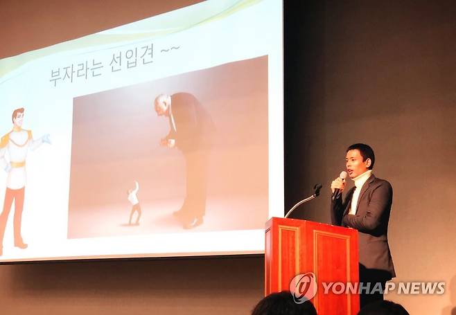 안산 국민소통포럼에서 강연하는 수잔 샤키야 (서울=연합뉴스) 2일 오후 안산문화의예술의전당 국제회의장에서 열린 다문화포럼 '다름에 대하여'에서 방송인 수잔 샤키야가 강연하고 있다. 
 국가기간뉴스통신사 연합뉴스가 주관하고 문화체육관광부가 후원하는 '2018 국민소통포럼'은 우리 사회 차별과 갑질 해소를 위해 네 가지 주제(남녀차별, 직장차별, 다문화차별, 갑질)로 지난달 24일 부산에서 시작해 이달 2일 안산문화예술의 전당, 23일 광주 조선대학교, 30일 서울 숭실대학교 등 전국 4개 도시에서 열린다. 2018.11.2 [NPR 제공] photo@yna.co.kr