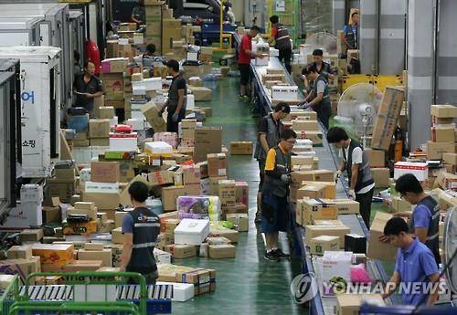 택배 화물 분류 작업에 여념이 없는 택배 터미널의 모습 [연합뉴스 자료사진]