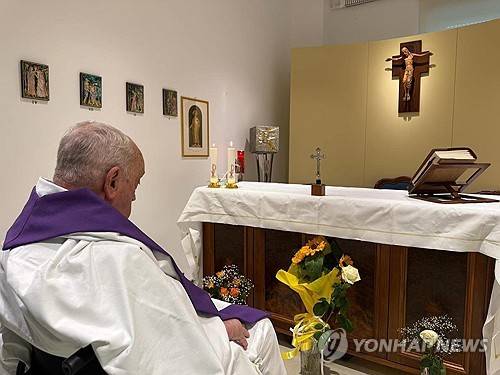 교황, 입원 후 첫 사진 공개 (EPA=연합뉴스) 교황이 16일(현지시간) 오전 자신이 입원한 병원에서 미사를 집전한 후 앉아있는 사진을 교황청이 공개했다. 2025. 03. 16. [교황청 공보실 제공. 재판매 및 DB 금지]