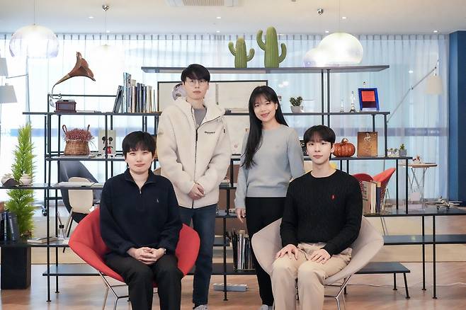 연구진 모습 뒷줄 오른쪽부터 시계 방향으로 UNIST 구강희 교수, 제1저자 서승환 연구원, 제1저자 허지은 연구원, 이주영 연구원. [울산과학기술원 제공. 재판매 및 DB 금지]